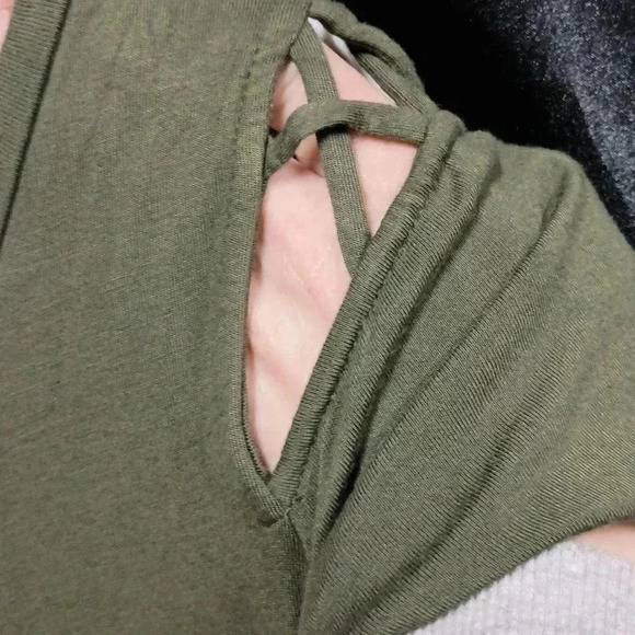 Short sleeve Criss-Cross shoulder size medium forest green dress - Picture 4 of 5